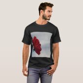 T-shirt Roses rouges contre un ciel bleu vif (Devant entier)
