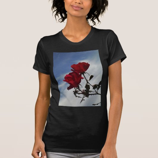 T-shirt Roses rouges contre un ciel bleu vif (Devant)