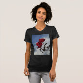 T-shirt Roses rouges contre un ciel bleu vif (Devant entier)