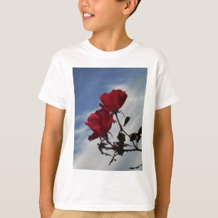 T-shirt Roses rouges contre un ciel bleu vif