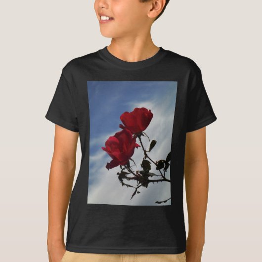 T-shirt Roses rouges contre un ciel bleu vif (Devant)