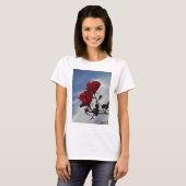 T-shirt Roses rouges contre un ciel bleu vif (Devant entier)