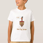 T-SHIRT ROTATION DE THANKSGIVUKKAH LES CADEAUX DE LA<br><div class="desc">CES UNIQUES "ROTATION DES CADEAUX DE LA TURQUIE" ENCHANTERONT L'OMS AMÉRICAINE DE JUIFS VEULENT PORTER LEUR FIERTÉ JUIVE AMÉRICAINE SUR LEUR COFFRE LE THANKSGIVING ET N'IMPORTE QUELLE AUTRE HEURE. CES CADEAUX DRÔLES DE CHANUKAH DES CASQUETTES,  DES TABLIERS,  DES TASSES,  DES SWEATSHIRTS,  ET DE PLUS SONT SPÉCIAUX POUR THANKSANUKAH 2013.</div>