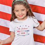 T-shirt Rouge blanc et barbecue 4 juillet feu d'artifice p<br><div class="desc">Customisez ce t-shirt du barbecue du 4 juillet avec votre nom de famille et l'année en cours pour célébrer l'anniversaire de l'Amérique en style. Ce t-shirt est décoré de petites étoiles,  de feux d'artifice patriotiques et d'une bannière festive. Il porte la mention "RED,  WHITE & BBQ".</div>