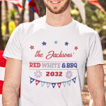 T-shirt Rouge blanc et barbecue 4 juillet feu d'artifice p<br><div class="desc">Customisez ce t-shirt du barbecue du 4 juillet avec votre nom de famille et l'année en cours pour célébrer l'anniversaire de l'Amérique en style. Ce t-shirt est décoré de petites étoiles,  de feux d'artifice patriotiques et d'une bannière festive. Il porte la mention "RED,  WHITE & BBQ".</div>