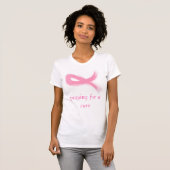 T-shirt ruban rose, priant pour un traitement (Devant entier)