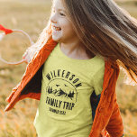 T-shirt Rustic Family Trip Cabine Woods Retro<br><div class="desc">Un T-shirt rustique et moderne avec un design branché de massif forestier avec pins,  bois et oiseaux entouré de votre nom de famille personnalisé,  un nom personnalisé du voyage,  ainsi que la date des vacances.</div>