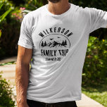 T-shirt Rustic Family Trip Cabine Woods Retro Vintage<br><div class="desc">Un T-shirt rustique et moderne avec un design branché de massif forestier avec pins,  bois et oiseaux entouré de votre nom de famille personnalisé,  un nom personnalisé du voyage,  ainsi que la date des vacances.</div>