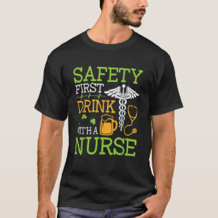 T-shirt Safety First Drink Avec Une Infirmière Chemise St