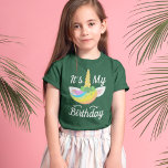 T-shirt Saint Patrick's Day Unicorn Birthday Girl<br><div class="desc">Belle licorne arc-en-ciel magique de la Saint-Patrick avec de jolis cils blancs et d'adorables oreilles roses. Un joli t-shirt de fête d'anniversaire de fille irlandaise.</div>