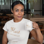 T-shirt Salon de cheveux employé personnalisé blanc et or<br><div class="desc">Salon moderne et glamour tendance élégant et coiffeur nom employé t-shirt avec typographie chic tendance en blanc (couleur changeable t-shirt) et faux or métallique en cuivre avec ciseaux et un petit coeur. Convient pour salon de coiffure, studio de beauté, coiffeur, coiffeur professionnel. Choix parfait pour un look professionnel élégant et...</div>