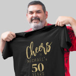 T-shirt Salutations à 50 ans anniversaire personnalisé noi<br><div class="desc">Le script de typographie or moderne encourage à 50 ans nom de fête d'anniversaire personnalisé invité noir d'honneur t-shirt pour tout âge adulte jalon anniversaire.</div>