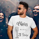 T-shirt Salutations à n'importe quel âge hommes années typ<br><div class="desc">Cheers à 21 ans nom homme t-shirt d'anniversaire avec script de typographie brossé à la main branché et une flûte de champagne..                  facile à personnaliser avec le nom et l'âge.</div>