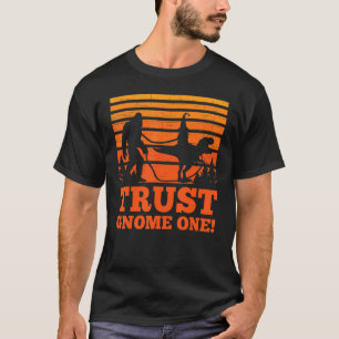 T-shirt Sasquatch marche T-rex portant un Gnome Trust Gno