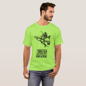 T-shirt Sasquatch montant un grand requin blanc (Devant entier)