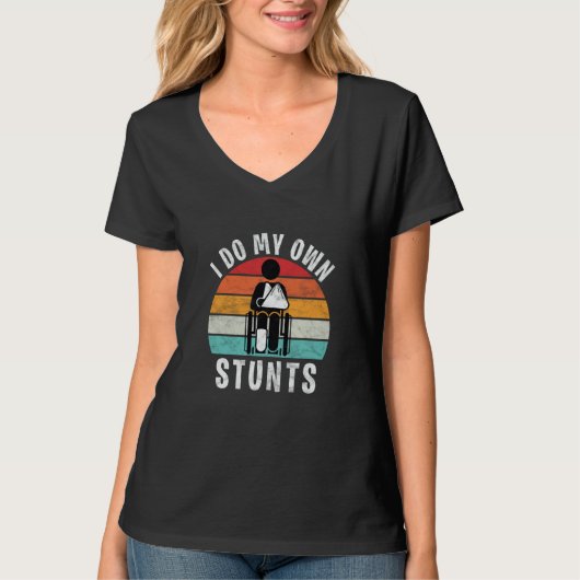 T-shirt Saying I Do All My Own Stunts Broken Leg (Devant)