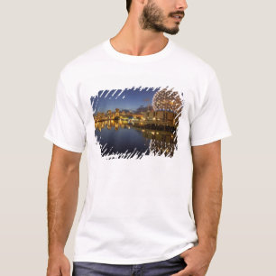 T-shirt Science World et CBD reflétés dans False Creek,