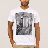 T-shirt Scooter dans une rue en Italie en noir et blanc (Devant)