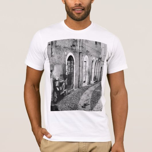 T-shirt Scooter dans une rue en Italie en noir et blanc (Devant)