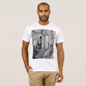 T-shirt Scooter dans une rue en Italie en noir et blanc (Devant entier)