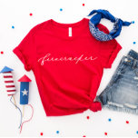 T-shirt Script blanc minimaliste 4 juillet pétard<br><div class="desc">Si vous aimez ce design,  venez voir notre collection All American ! Nous ajoutons toujours de nouveaux designs chaque jour !</div>
