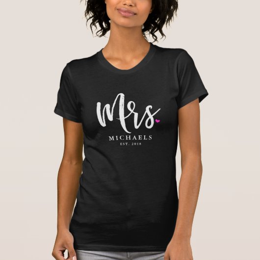 T-shirt Script Blanc Mme (Nom) Avec Votre Année Mariage (Devant)