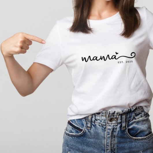 T-shirt Script Chic Mama avec Heart Est. Cadeau de la fête