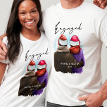 T-shirt Script engagé Couples personnalisés Noël<br><div class="desc">Chemises de Noël personnalisées et engagées. Cette aquarelle a une illustration tendance d'un couple portant des chapeaux santa. "Engaged" est écrit à la main dans un script moderne et le modèle est prêt pour vous à ajouter vos noms et l'année ou tout autre texte personnalisé.</div>