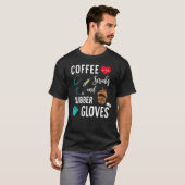 T-shirt Scrubs De Café Et Gants En Caoutchouc Médicale Nur (Devant entier)