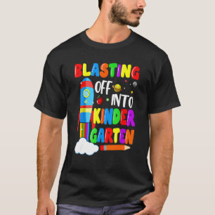 T-shirt Se Défiler Dans Le Jardin D'Enfants De Retour À L'