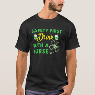 T-shirt Sécurité d'abord, buvez avec une infirmière St Pat