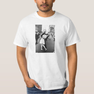 T-shirt S'embrasser lors de la guerre mondiale de la Journ