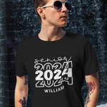 T-shirt Senior 2024 avec diplômé de nom<br><div class="desc">Préparez-vous à faire une déclaration élégante avec ce t-shirt Zazzle "Senior 2024" ! Conçu pour célébrer votre parcours universitaire,  ce tee est un must pour tous les diplômés branchés et est parfait pour montrer votre fierté de classe pour toutes vos aventures au lycée ou au collège</div>