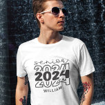 T-shirt Senior 2024 avec diplômé de nom<br><div class="desc">Préparez-vous à faire une déclaration élégante avec ce t-shirt Zazzle "Senior 2024" ! Conçu pour célébrer votre parcours universitaire,  ce tee est un must pour tous les diplômés branchés et est parfait pour montrer votre fierté de classe pour toutes vos aventures au lycée ou au collège</div>