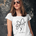 T-shirt Senior 2024 coeur tendance moderne<br><div class="desc">Offrez-vous votre dernière année de lycée ou d'université avec ce t-shirt Zazzle "Senior 2024" ! Conçu pour célébrer votre parcours universitaire, avec son coeur stylisé, ce tee est un must pour tous les diplômés branchés et est parfait pour montrer votre fierté de classe pour toutes vos aventures au lycée ou...</div>