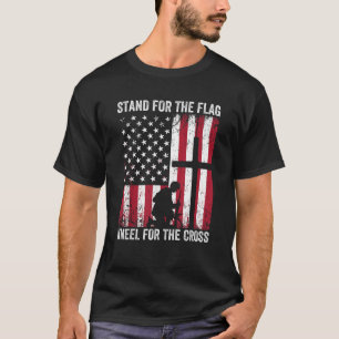 T-shirt Serrer Pour Le Pignon Drapeau Pour La Croix