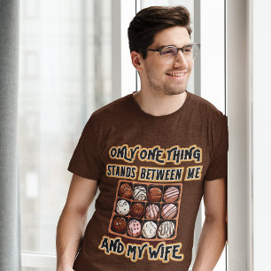 T-shirt Seul Le Chocolat Se Trouve Entre Les Hommes Graphi
