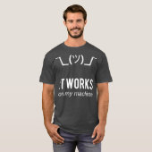 T-shirt Shrug il fonctionne sur ma machine Funny Programme (Devant entier)