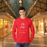 T-shirt signature du logo commercial blanc rouge<br><div class="desc">T-shirt rouge,  texte blanc. Personnalisez et ajoutez le logo de votre entreprise,  un texte et un nom,  une signature (ou supprimez si vous ne le souhaitez pas)</div>