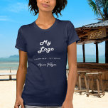 T-shirt signature du logo de l'entreprise bleu marine<br><div class="desc">T-shirt bleu marine,  texte blanc. Personnalisez et ajoutez le logo de votre entreprise,  un texte et un nom,  une signature (ou supprimez si vous ne le souhaitez pas)</div>