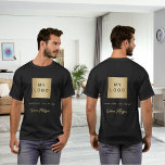 T-shirt Signature du logo de l'entreprise en or noir<br><div class="desc">Un arrière - plan noir,  un texte doré. Personnalisez et ajoutez le logo de votre entreprise,  un texte et un nom,  une signature (ou supprimez si vous ne le souhaitez pas),  à la fois sur le devant et sur le dos.</div>
