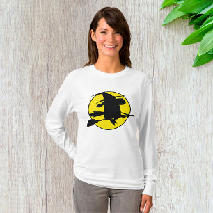 T-shirt Silhouette de sorcière volant sur un balai contre
