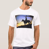 T-shirt Silhouette du coucher de soleil de cowboy occident (Devant)