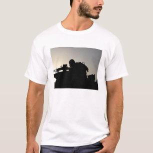 T-shirt Silhouette d'un artilleur d'arme automatique de