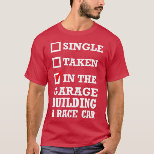 T-shirt Simple Pris Dans Le Garage Construisant Une Voitur