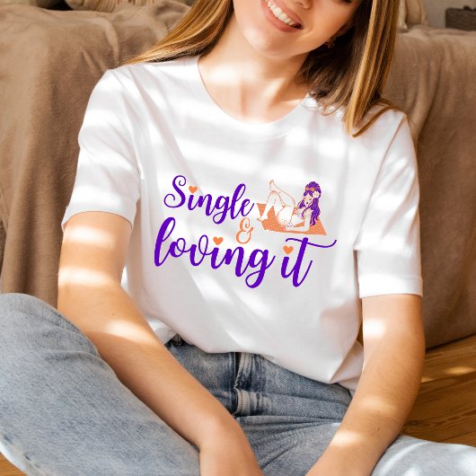 T-shirt Single and Loving It Retro Anti-Valentine's Gift
