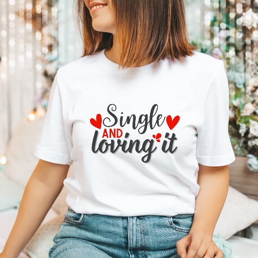 T-shirt Single et Loving It Funny Anti-Valentine's Gift