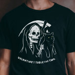 T-shirt Skeleton Grim Reaper Holding Chat Funny Amoureux d<br><div class="desc">Célébrez la vie unique cette Saint-Valentin. C'est l'ultime clin d'oeil drôle et sarcastique aux célébrations solo. En tant que mère de chat ou père de chat fière, cette chemise ironique est votre billet pour une Saint-Valentin parfaitement rebelle. Embrassez l'humour, régalez-vous de l'ironie, et portez votre statut unique avec fierté. Ce...</div>
