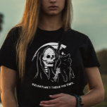T-shirt Skeleton Grim Reaper Holding Chat Funny Amoureux d<br><div class="desc">Célébrez la vie unique cette Saint-Valentin. C'est l'ultime clin d'oeil drôle et sarcastique aux célébrations solo. En tant que mère de chat ou père de chat fière, cette chemise ironique est votre billet pour une Saint-Valentin parfaitement rebelle. Embrassez l'humour, régalez-vous de l'ironie, et portez votre statut unique avec fierté. Ce...</div>