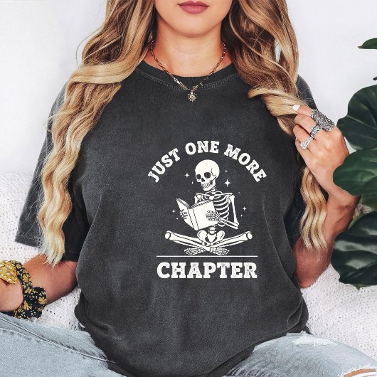 T-shirt Skeleton Reading Just One More Chapter